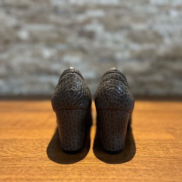 New Without Tags or Box Women’s JOAN DAVID Taupe suede & Alligator Chunky Heels - Picture 4 of 5